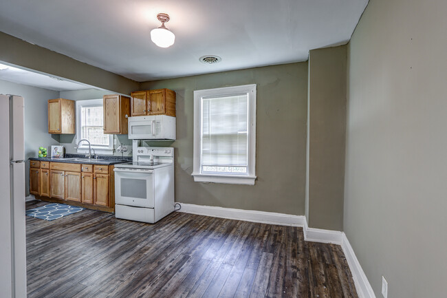 Eating Area - 2021 Rose Ln