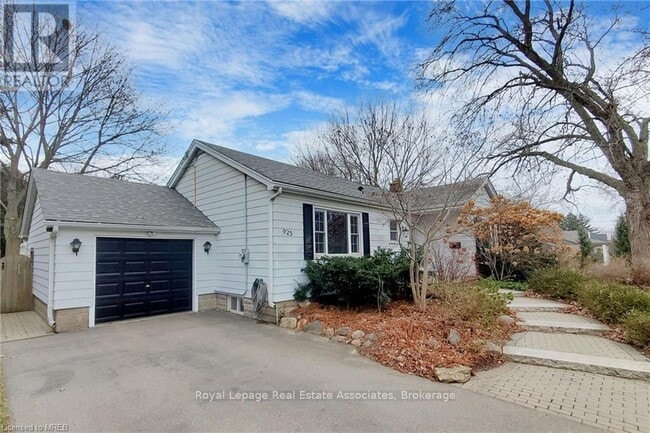 Building Photo - 925 Kingsway Dr