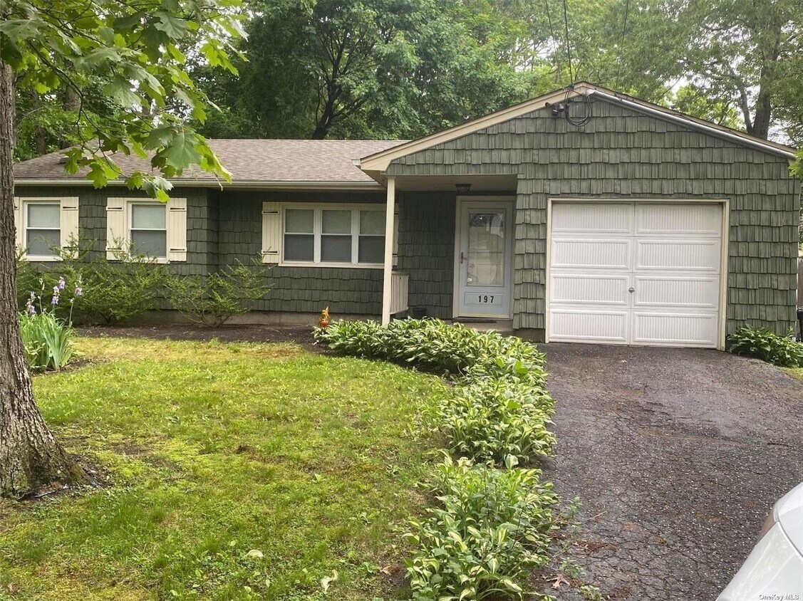 197 Hampton Ave, Mastic, NY 11950 House Rental in Mastic, NY
