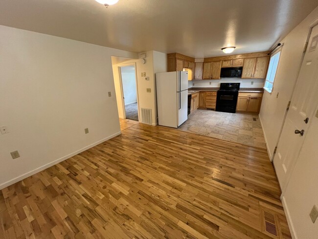 Building Photo - 1-2 Bedroom 1 Bath House with Garage, Newl...