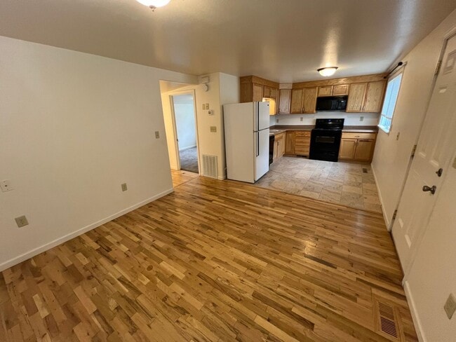 Building Photo - 214 N 2 St