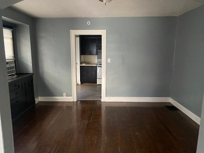 Building Photo - 810 N Bradley Ave