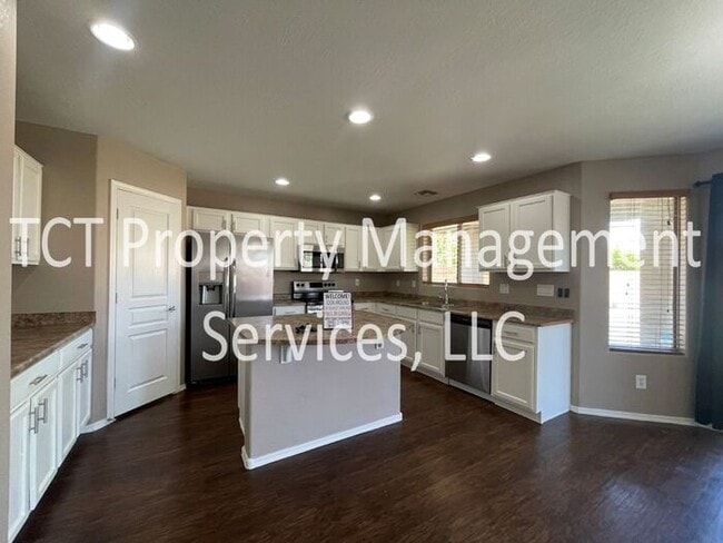 Foto del edificio - Updated 4 Bedroom on Corner Lot!