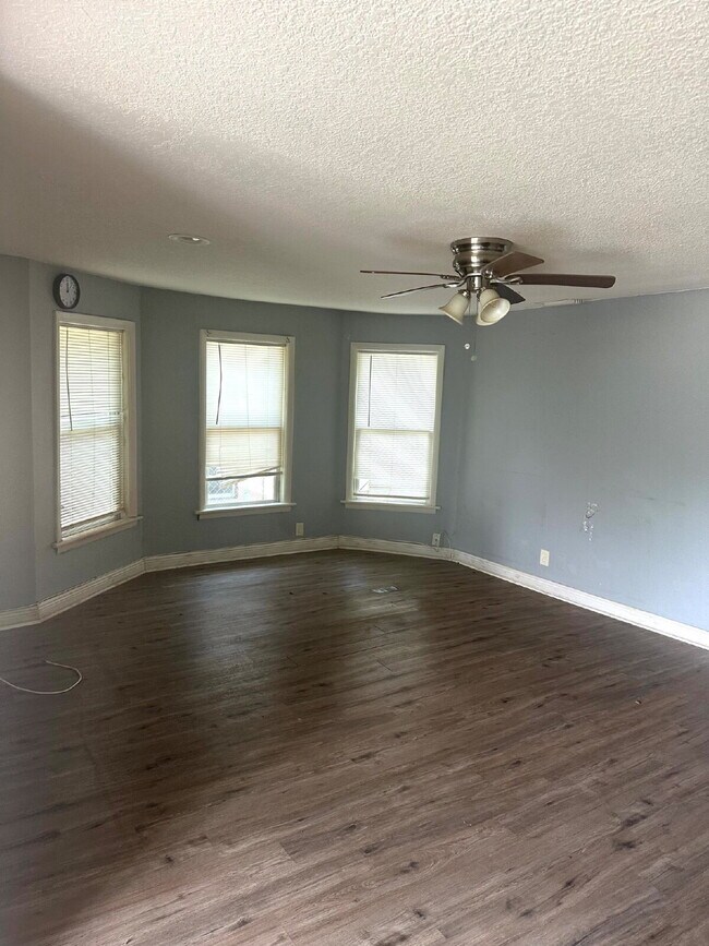Foto del edificio - Location, Location, location! Two Bedroom,...