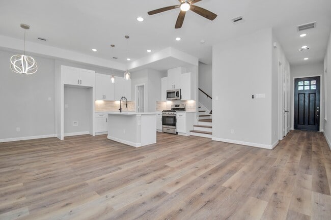 Building Photo - 2333 Hoskins Dr