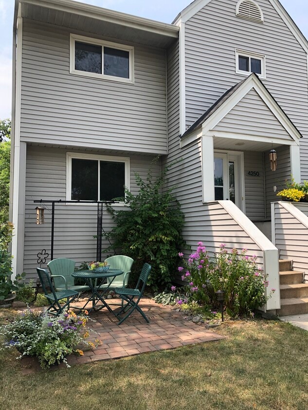 Primary Photo - 4250 Wentworth Ave