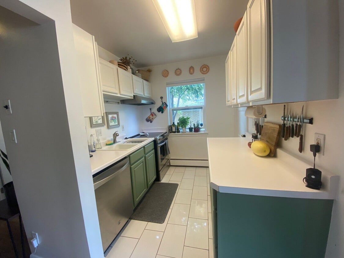 Primary Photo - 4 bedroom/2 bathroom Home in SLC