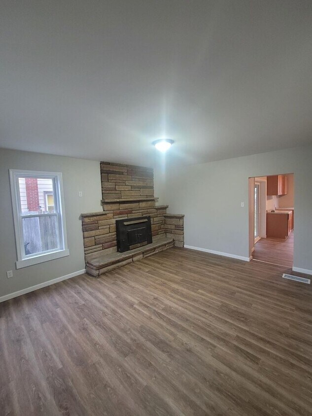 Primary Photo - 3 bedroom 1.5 Bath Now Available - William...