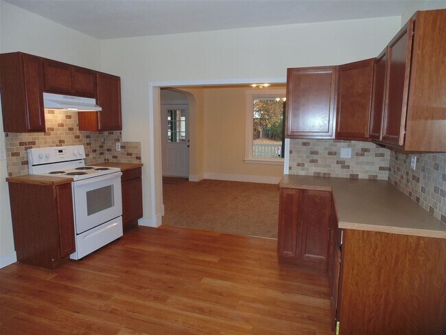 Foto del edificio - Large 4 Bed House with Fenced Yard