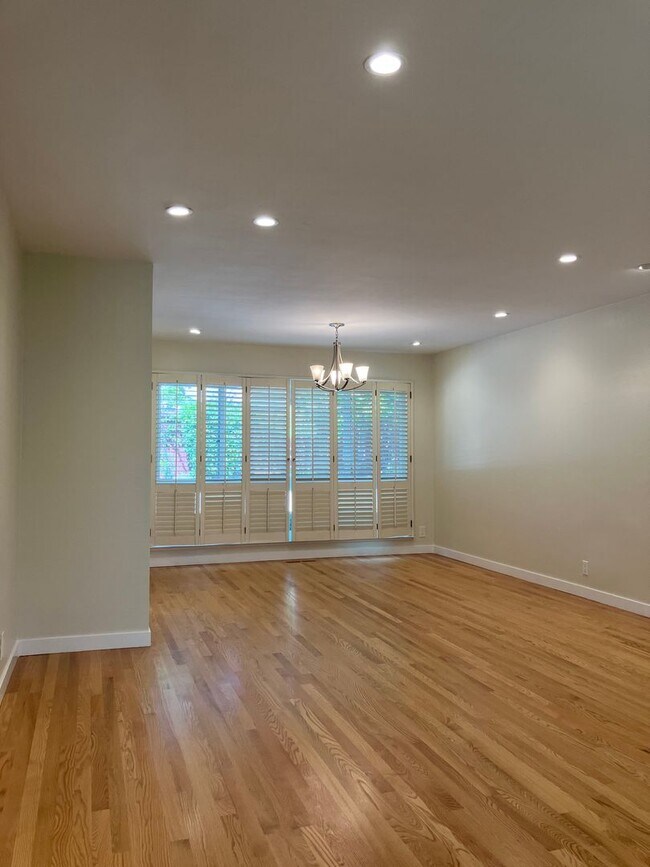 Building Photo - Beautifully Updated 5 Bedroom, 2.5 Bath in...