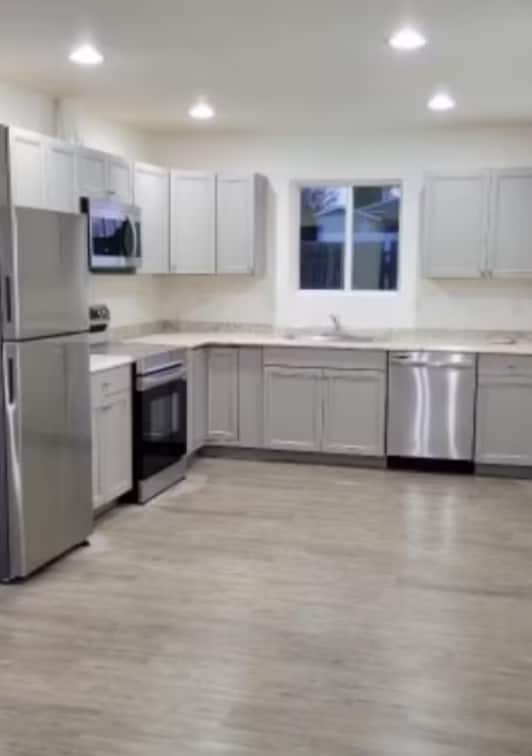 Building Photo - 809 W 8th St