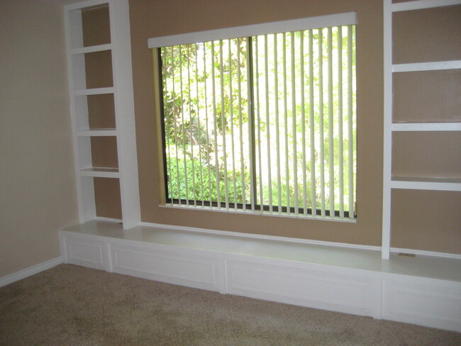 Building Photo - 6885 Countrywoods Cir