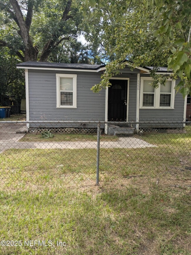 Building Photo - 1556 W 28th St