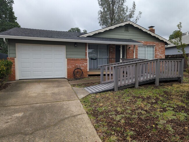 Foto del edificio - Single Family Home Near Shopping and Schools
