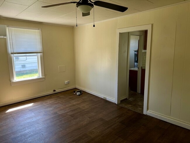 Building Photo - 1 Bedroom house on large lot in quiet neig...