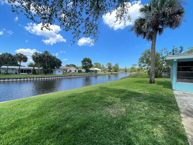 Foto del edificio - Two bedroom two bath Canal front rental ho...