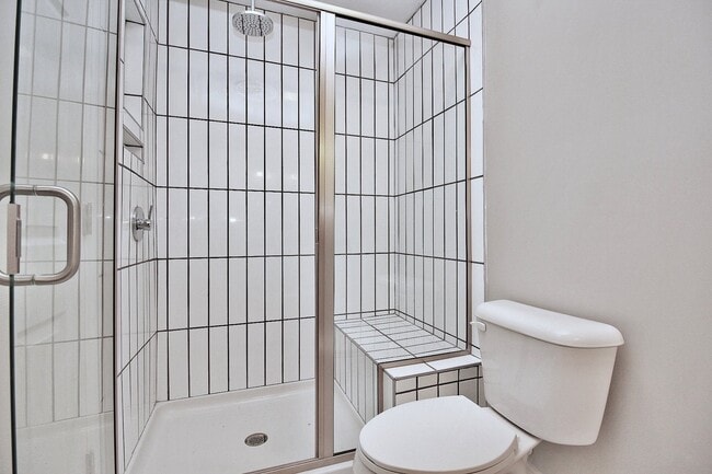 Building Photo - Impeccable 2 Bedroom, Fully Renovated in N...