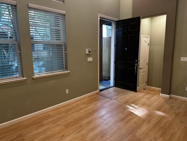 Foto del edificio - Beautiful tri-level Communications Hill home