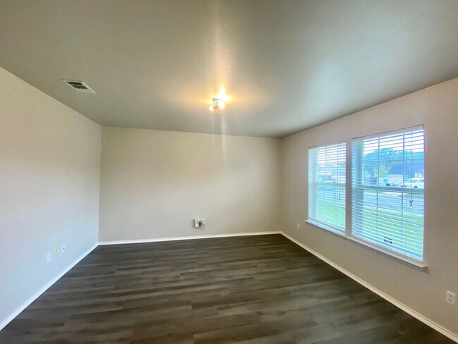 Building Photo - 3 BEDROOM 2 BATH W/1 CAR GARAGE AVAILABLE ...