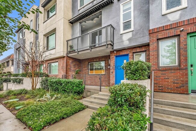 Foto del edificio - 1536 W Cameron Ave