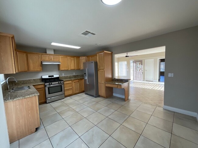 Building Photo - Single story home, 3br, 2bath, 1cg