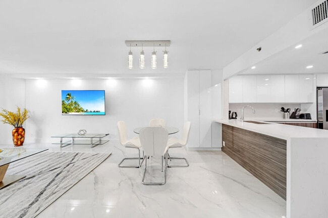 Foto del edificio - 1717 N Bayshore Dr