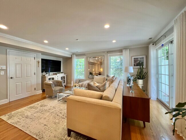 Building Photo - 76 New Canaan Ave