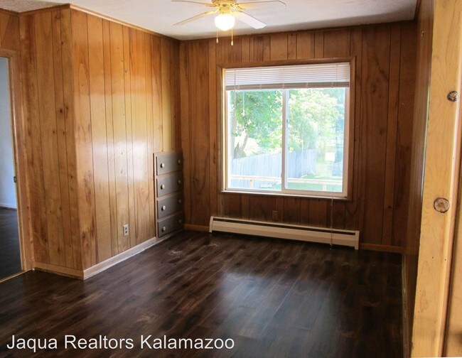 Building Photo - 1625 S Crooked Lake Dr