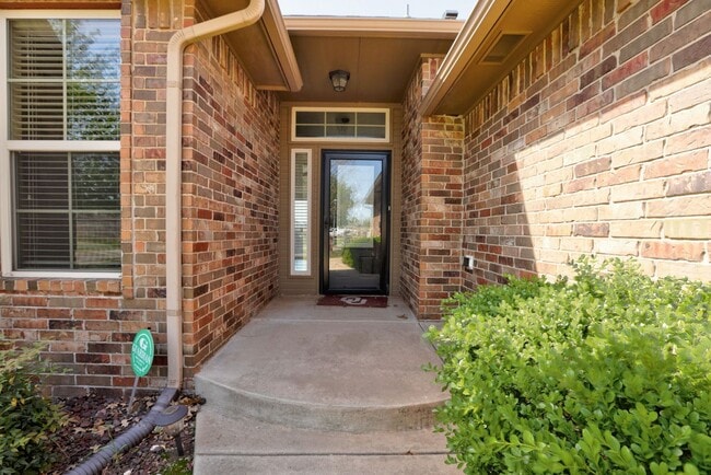 Building Photo - Charming 3-Bedroom / 2-Bathroom Home!