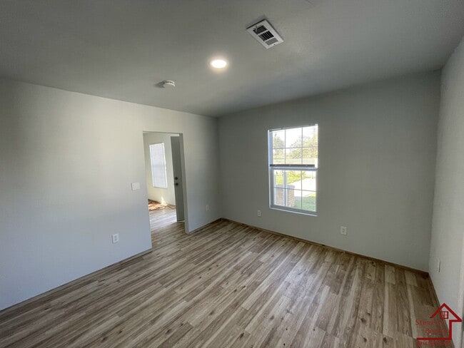 Building Photo - 906 SW G Ave