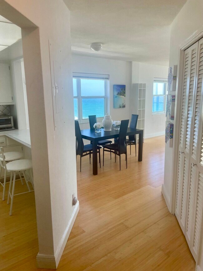 Foto del edificio - 1057 Hillsboro Mile