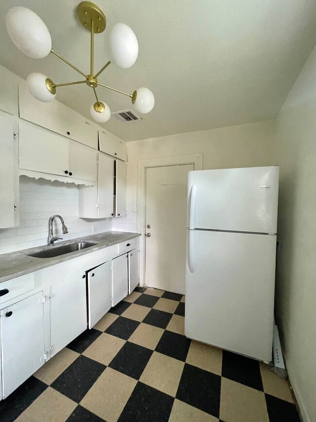 Building Photo - Cute 2 bed/1 bath House Steps Away from Park