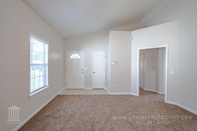 Foto del edificio - Spacious home near Wilson Green