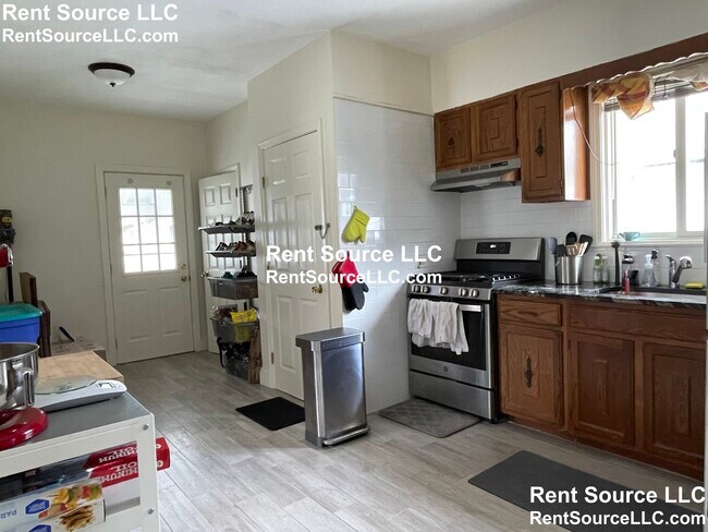Building Photo - 103-105 Frederick Ave. Unit 2