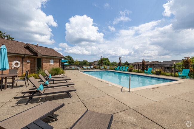 Pool - Pine Ridge Apartments