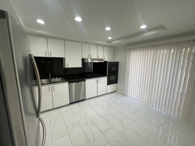Building Photo - Spacious 2 story home