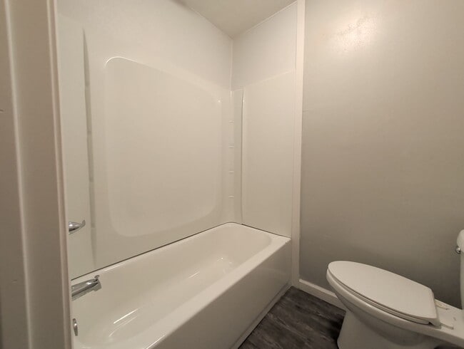 Building Photo - Updated Brookridge Townhome Available Now
