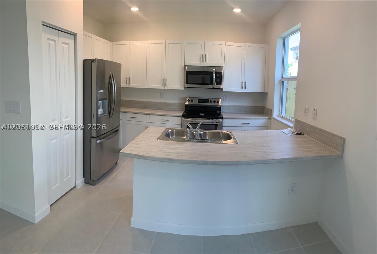 Foto del edificio - 2684 SE 12th St