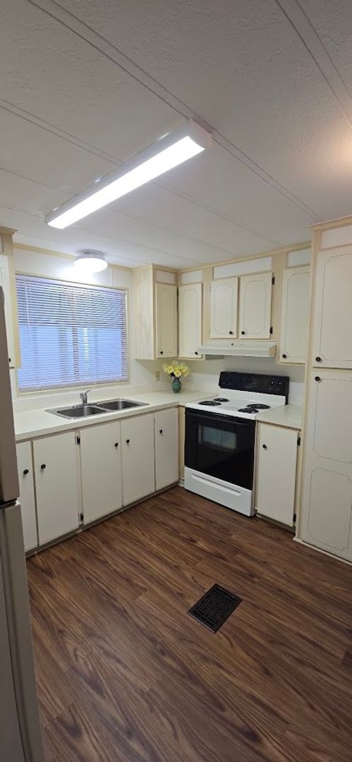 Foto del edificio - 2 bed 2 baths with carport