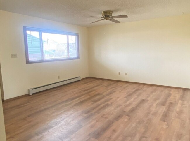 Foto del edificio - Bright & Roomy 2 Bedroom Apartment in Gree...