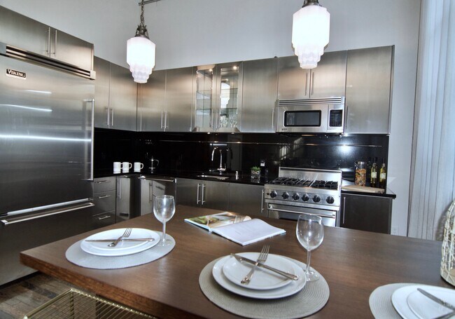 Comer en la cocina - 849 S Broadway