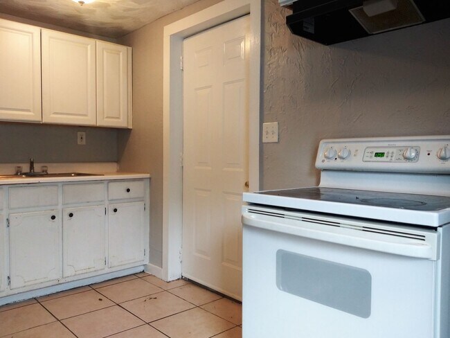 Foto del edificio - ~ ~ ~ ~ ~ YOU CAN'T BEAT THIS VALUE! ~ ~ ~ ~ ~  Spacious 3/2 Bungalow on a Quiet Street ~