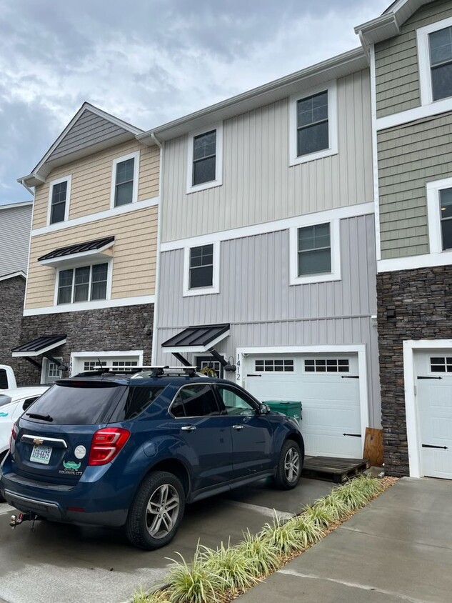 Building Photo - Popular Congers Creek town home - Lots of ...