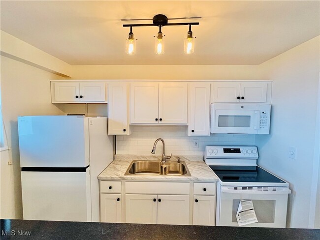 Foto del edificio - 11720 Edgewater Dr