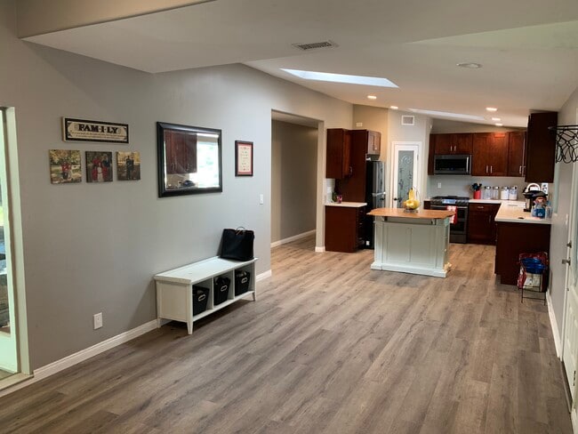 Building Photo - 2751 Tigertail Dr