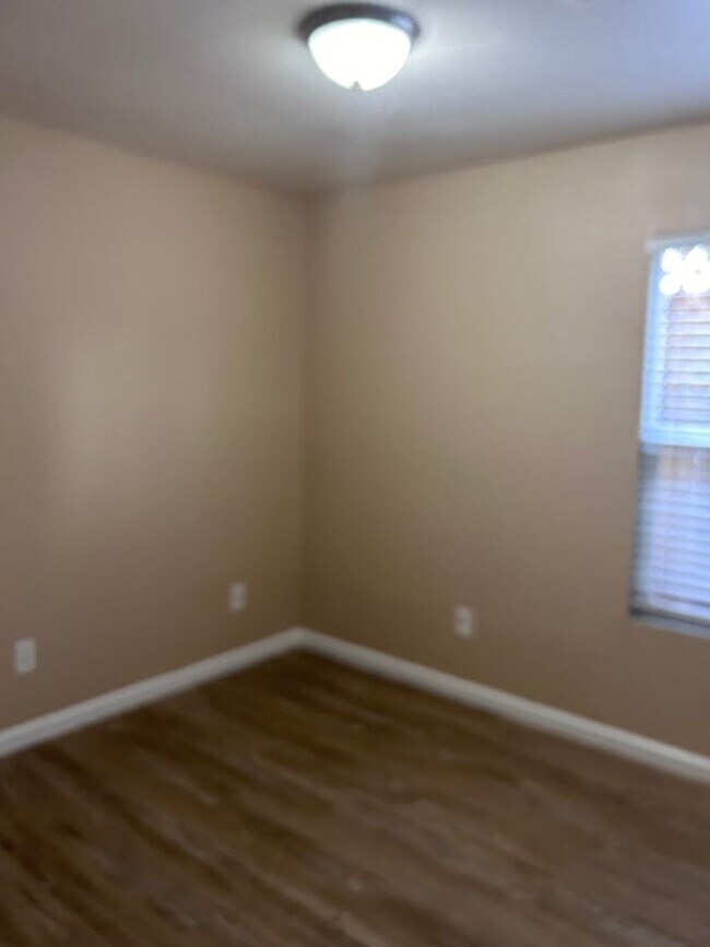 Building Photo - 2 Bedroom Mid Town Petaluma ~ New Flooring...