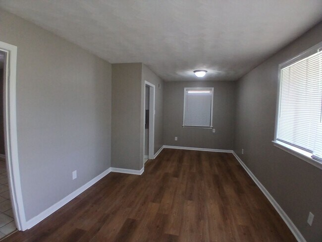 Building Photo - Newly Rehabbed Home in Parkway Village