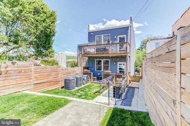 Foto del edificio - 1636 Trinidad Ave NE