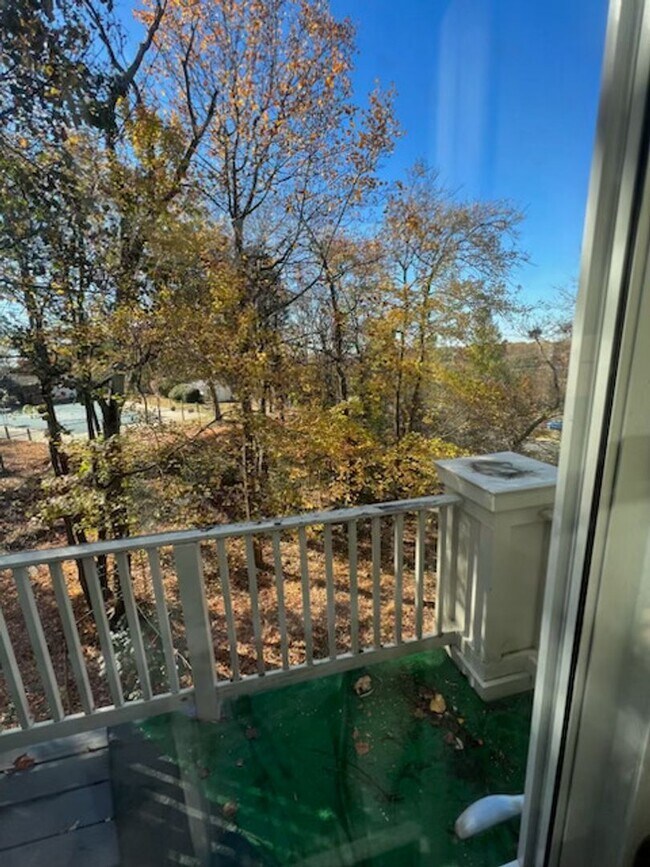 Building Photo - SPACIOUS END UNIT TH  IN  THE KENTLANDS