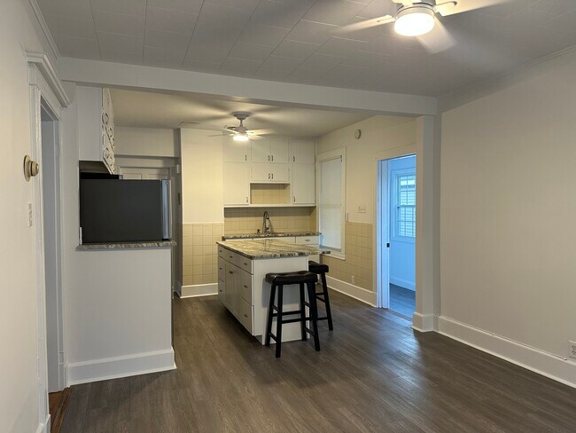 Cocina de concepto abierto con isla - 120 Cleveland Ave